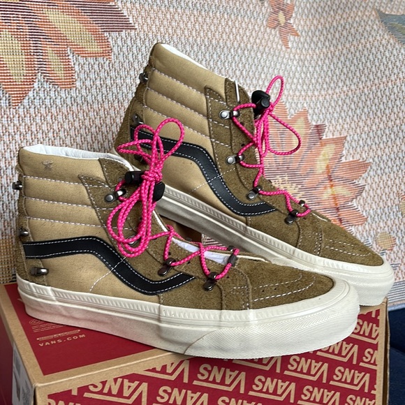 Vans WMNS Sk8-Hi Echo Dx
(Hairy Suede) Butternut/T
VNOA7Q50B75
Sneakers - Picture 6 of 16